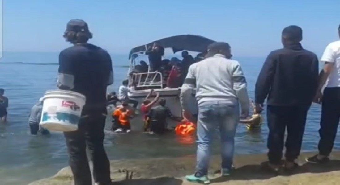 مركب هجرة غير شرعي يعود من قبرص الى شاطئ الميناء (فيديو)