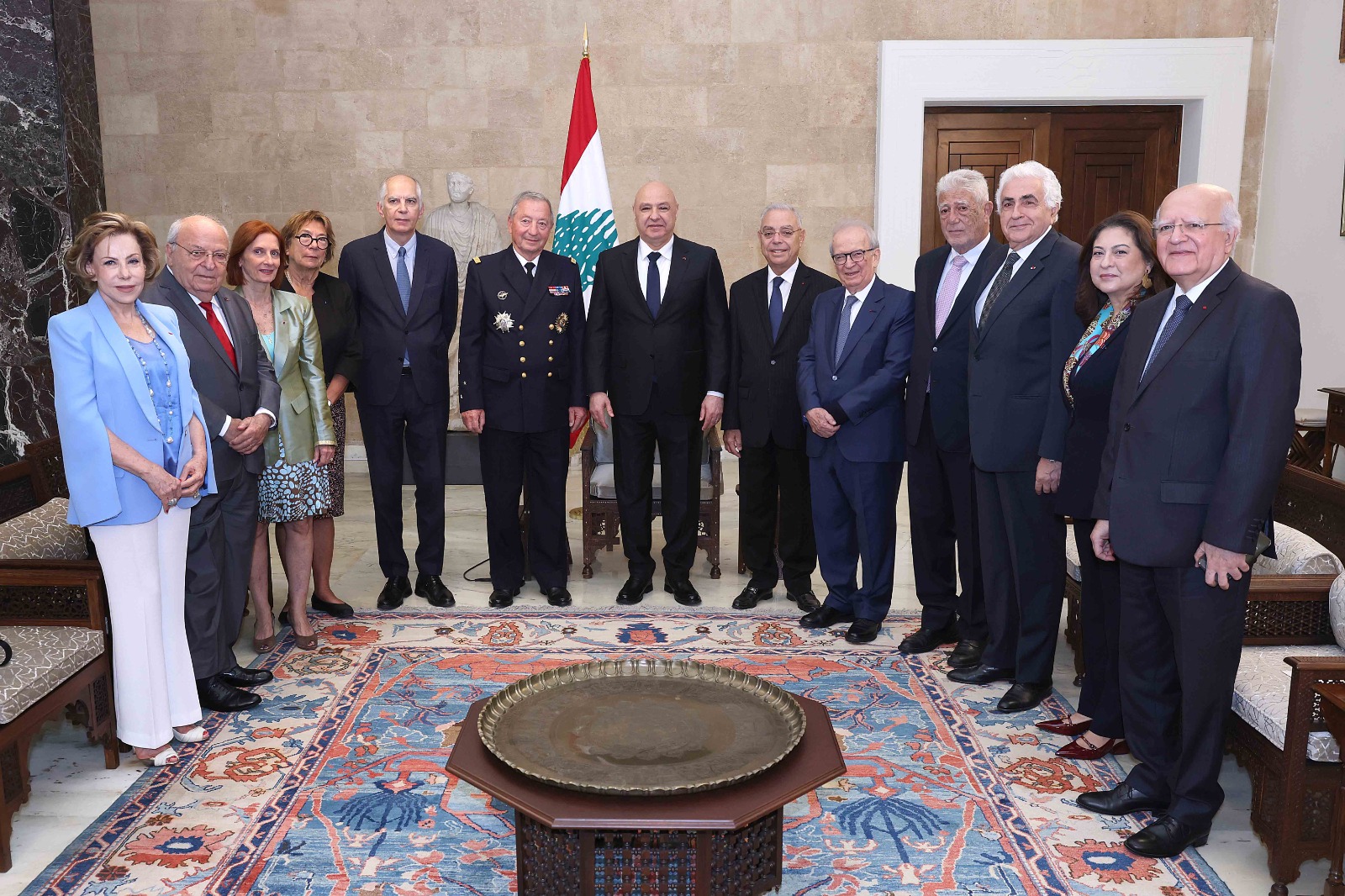 الرئيس عون يستقبل وفد جمعية جوقة الشرف الفرنسية ويؤكد عمق العلاقات اللبنانية الفرنسية