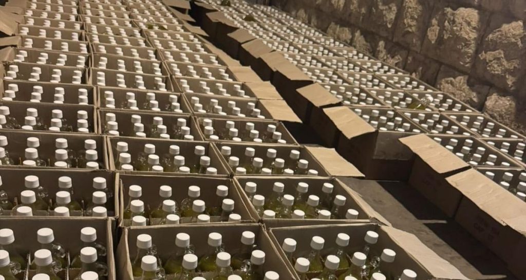 بالصور: ضبط زيت زيتون مهرب