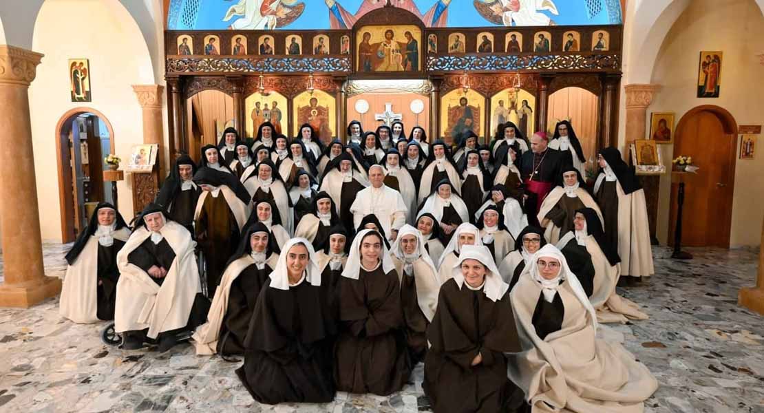 بالصور – البابا لاوون بزيارة مفاجئة لدير الراهبات الكرمليات المحصنات في حريصا