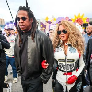 بيونسيه تخطف الأنظار بإطلالة سباق فاخرة في الفورمولا 1 بدلة قيادة كاملة!