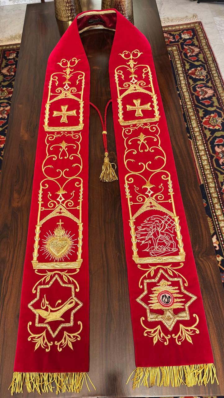 من عنايا إلى بيروت: أزياء البابا لاوون الليتورجية من تصميم لبناني!