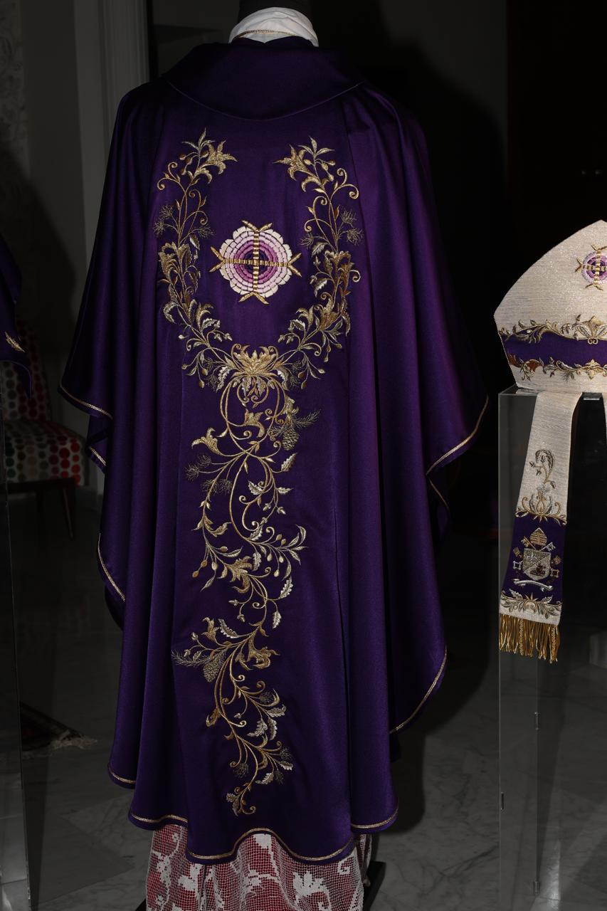 من عنايا إلى بيروت: أزياء البابا لاوون الليتورجية من تصميم لبناني!