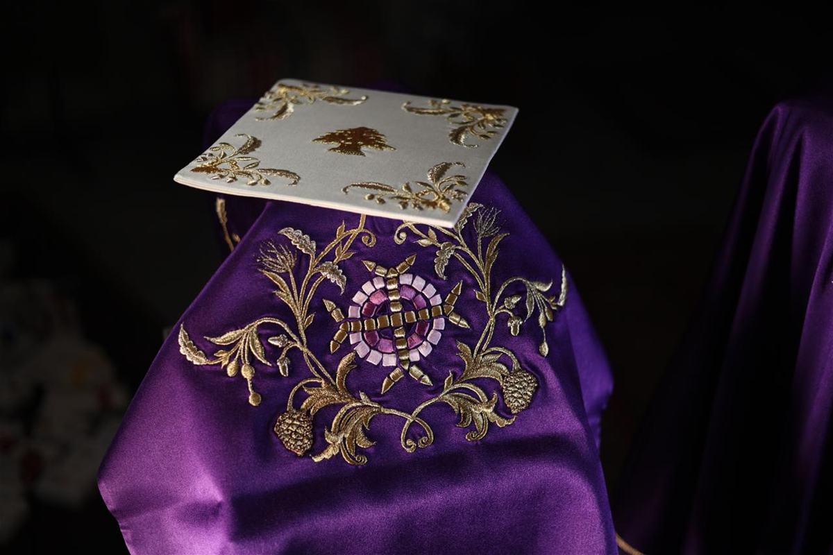 من عنايا إلى بيروت: أزياء البابا لاوون الليتورجية من تصميم لبناني!