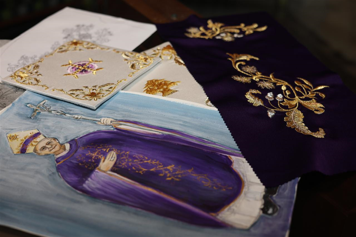 من عنايا إلى بيروت: أزياء البابا لاوون الليتورجية من تصميم لبناني!