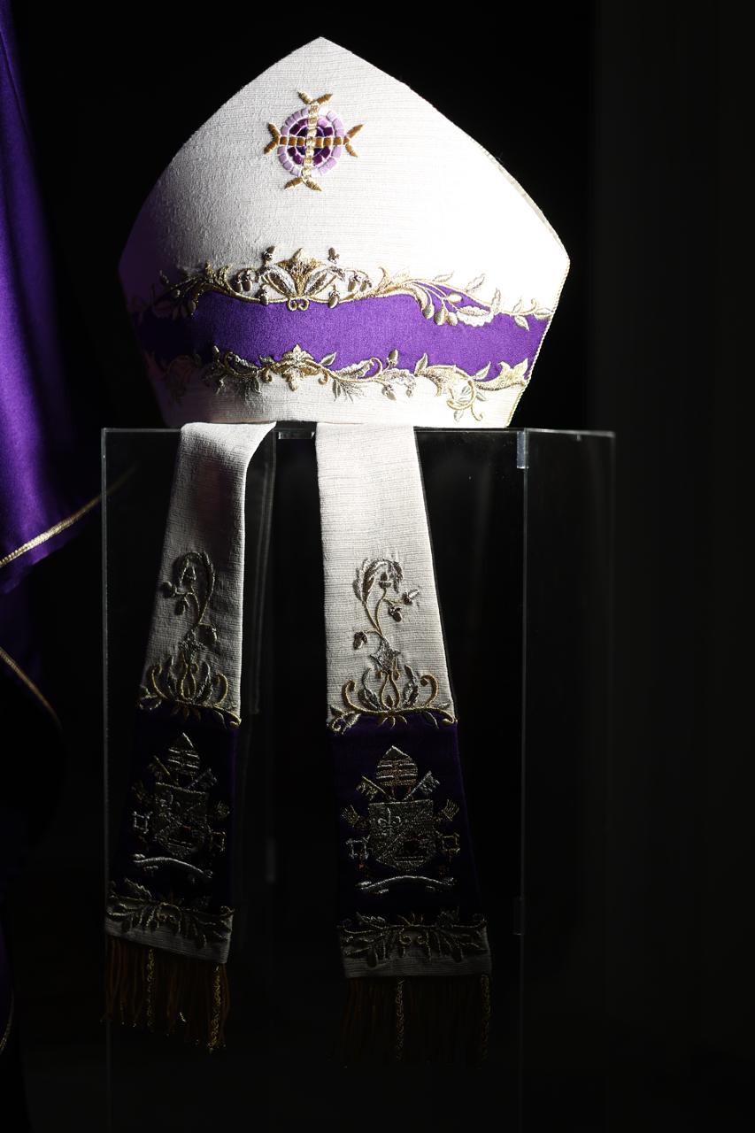 من عنايا إلى بيروت: أزياء البابا لاوون الليتورجية من تصميم لبناني!