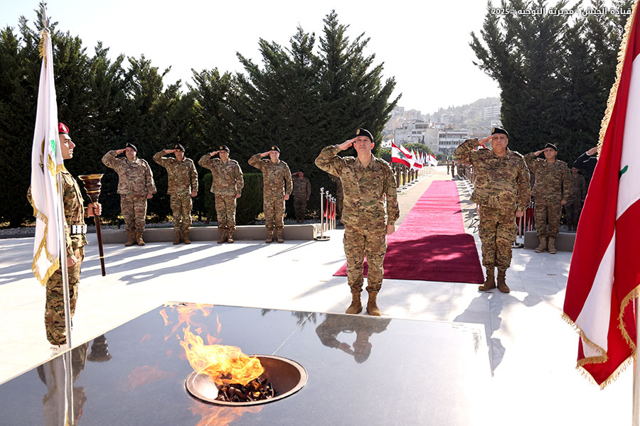 بالصور العماد هيكل يضع إكليلا على نصب شهداء الجيش