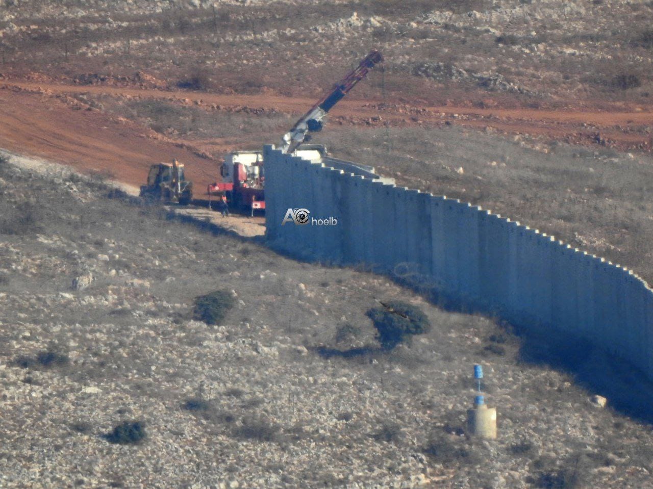 صور جديدة عن تقدم العمل بالجدار الإسمنتي الإسرائيلي قبالة يارون