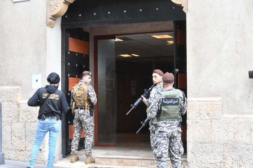 مداهمة لأمن الدولة في بلدية بيروت (صور)