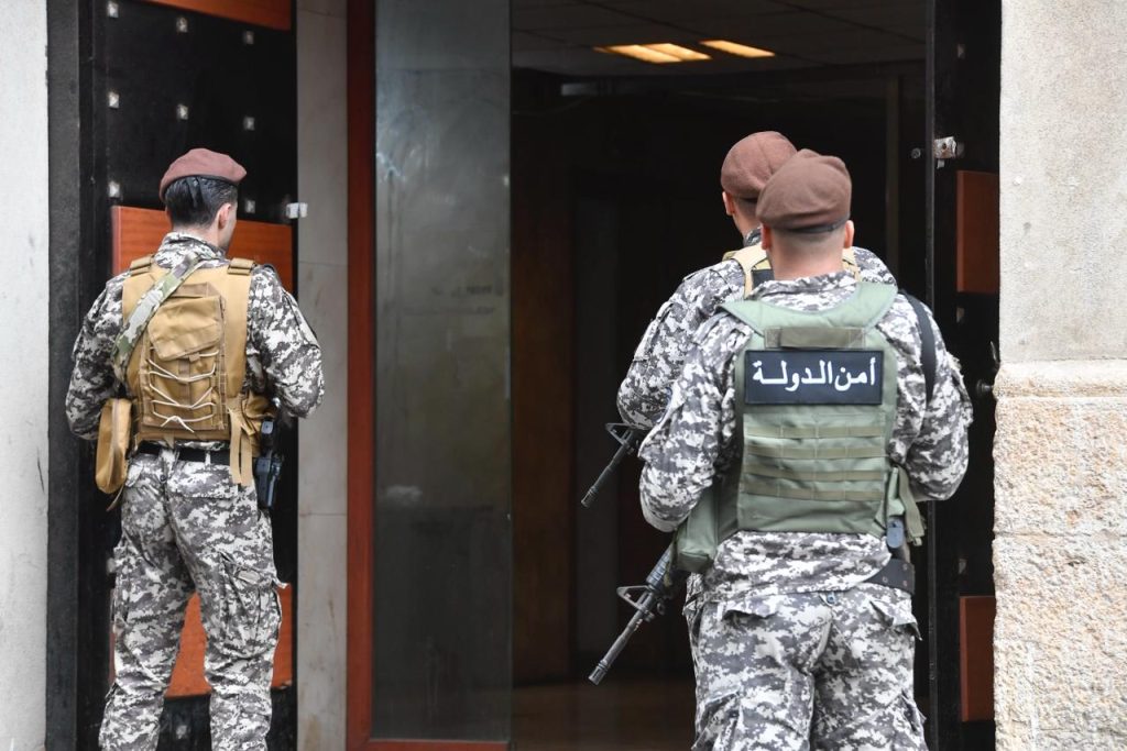 مداهمة لأمن الدولة في بلدية بيروت (صور)