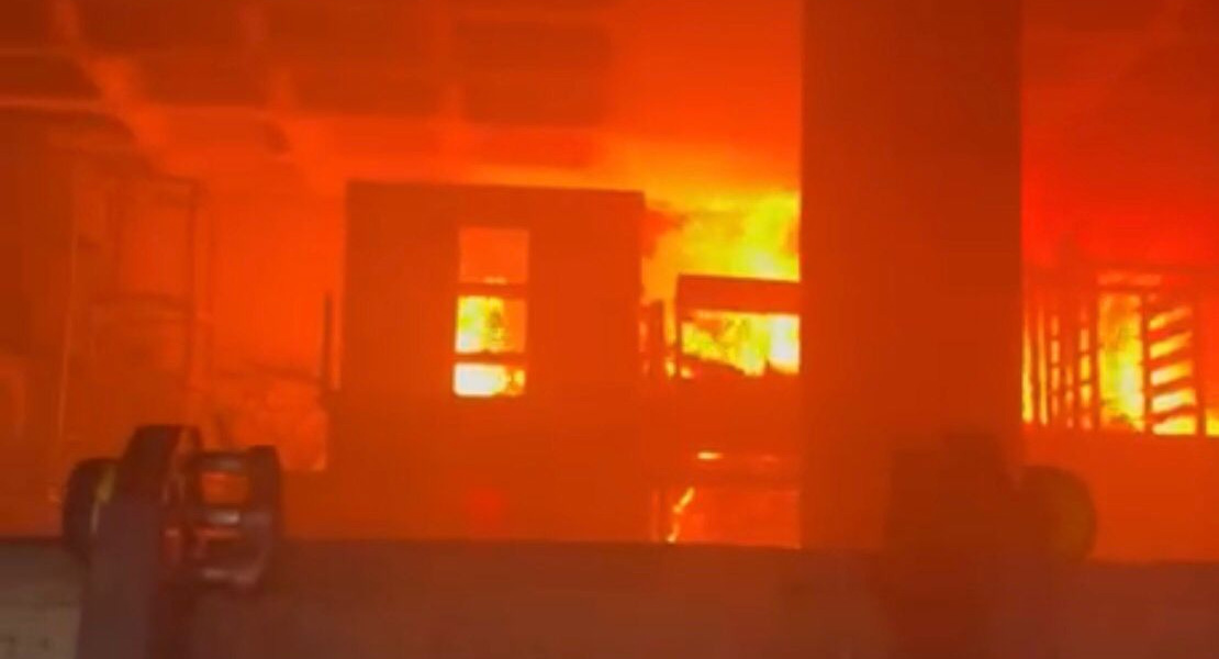 إخماد حريق داخل معمل في غزير