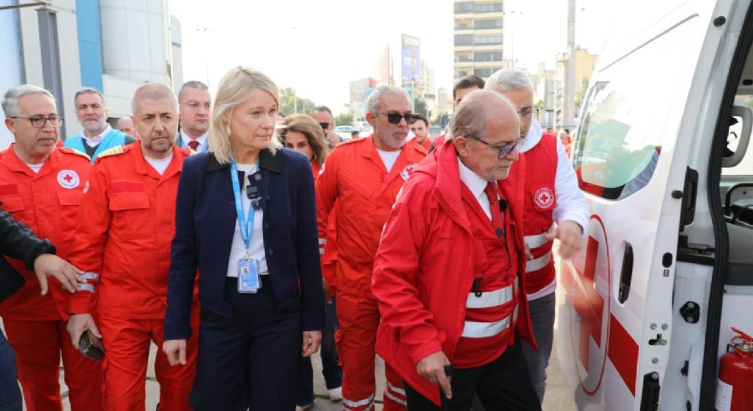 الصليب الأحمر تسلّم سيارات إسعاف هبة من UNHCR