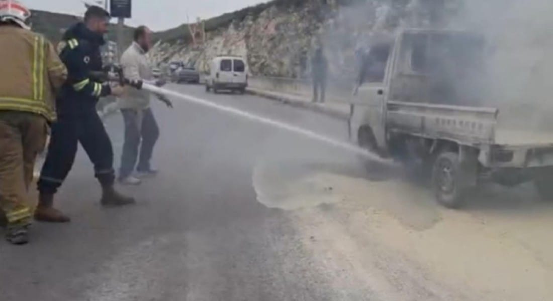 احتراق “بيك آب” بسبب احتكاك كهربائي