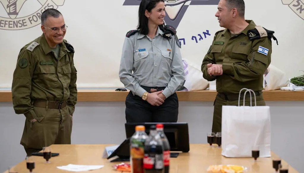 بعد 20 عاما من الخدمة أدرعي يسلم مهامه رسميا إلى إيلا واوية