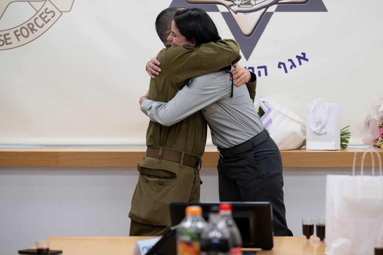 بعد 20 عاما من الخدمة أدرعي يسلم مهامه رسميا إلى إيلا واوية