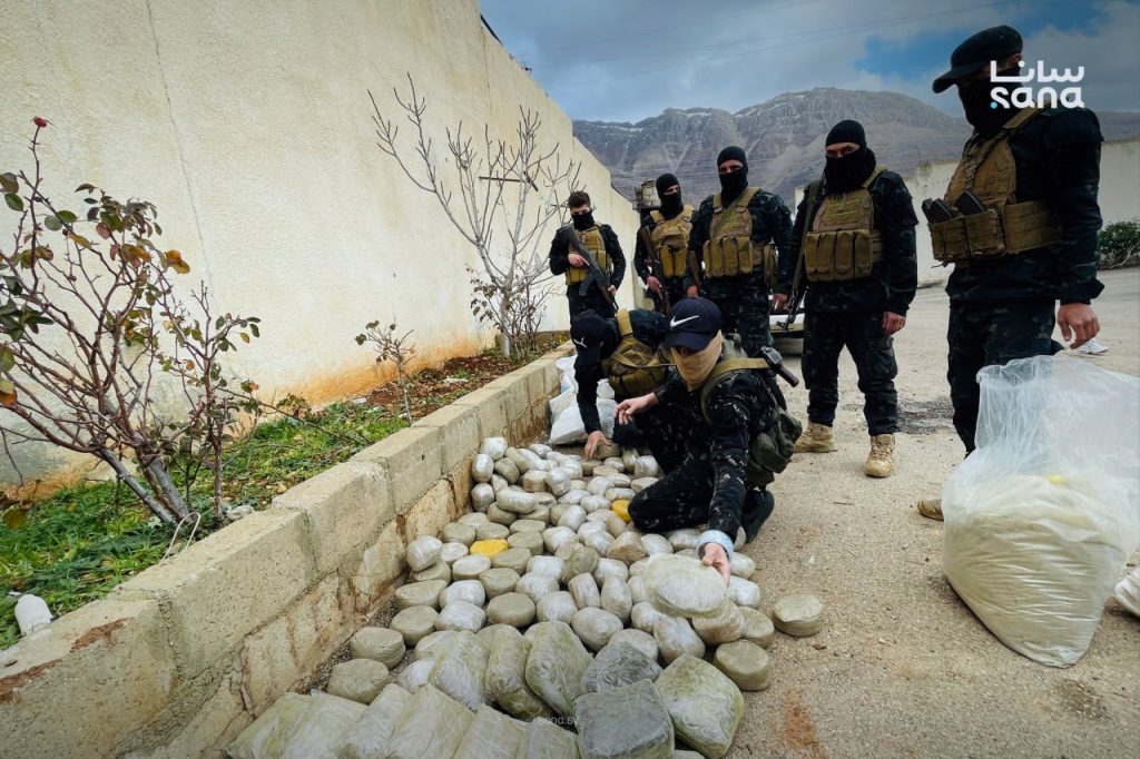 بالصور: سوريا تحبط محاولة تهريب مخدرات عند الحدود مع لبنان