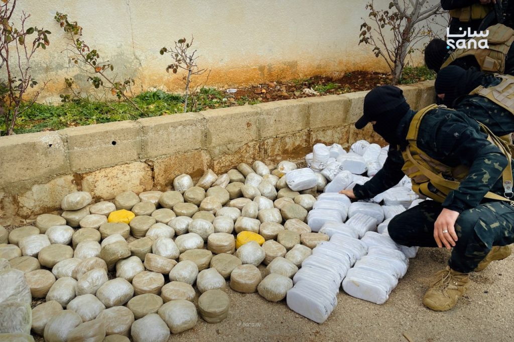 بالصور: سوريا تحبط محاولة تهريب مخدرات عند الحدود مع لبنان