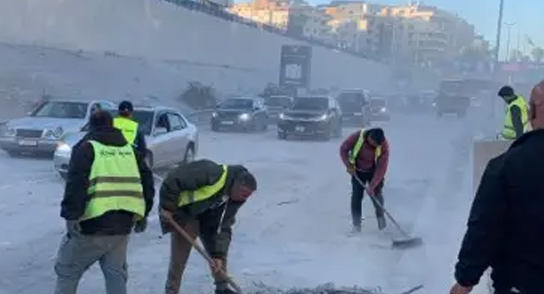 “الأشغال”: أزلنا أنقاض الغارة عن طريق المطار