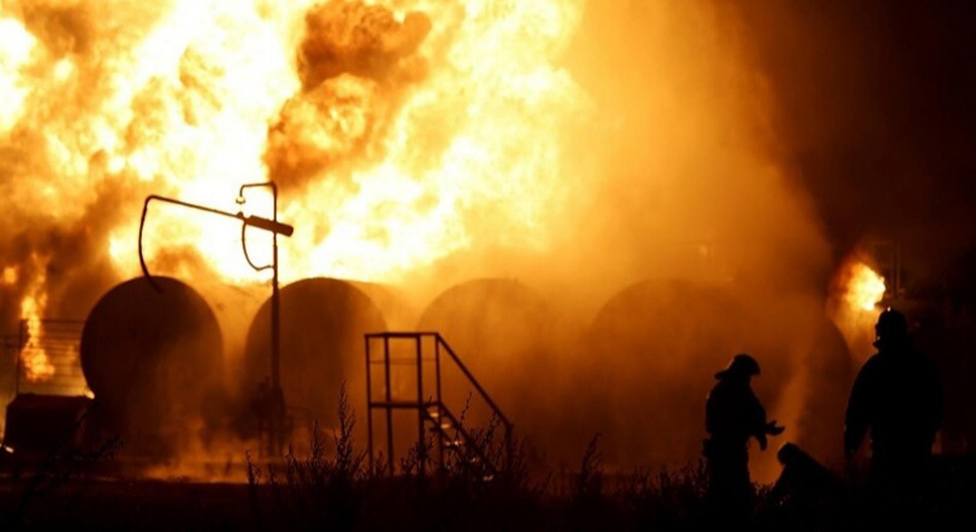 حريق في مبنى… والدفاع المدني يعمل على إخماده